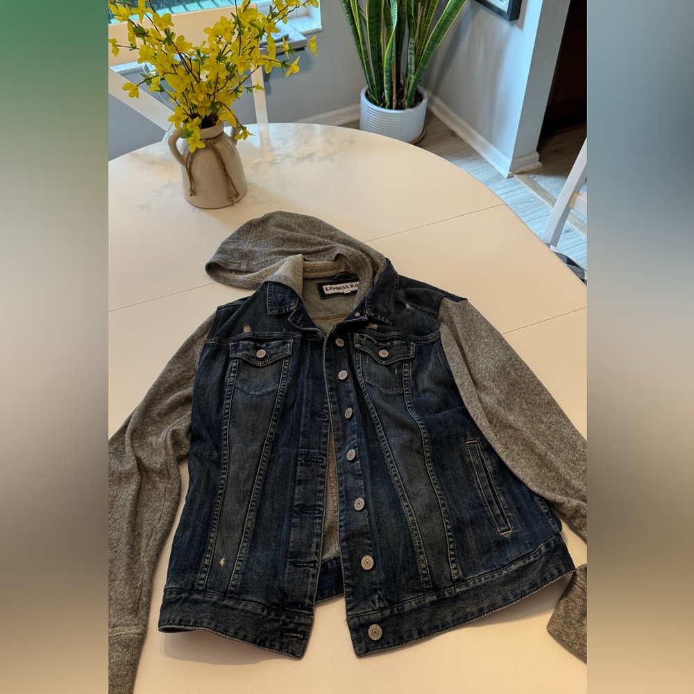 Express denim jacket with sweatshirt material sleeves and hood size L